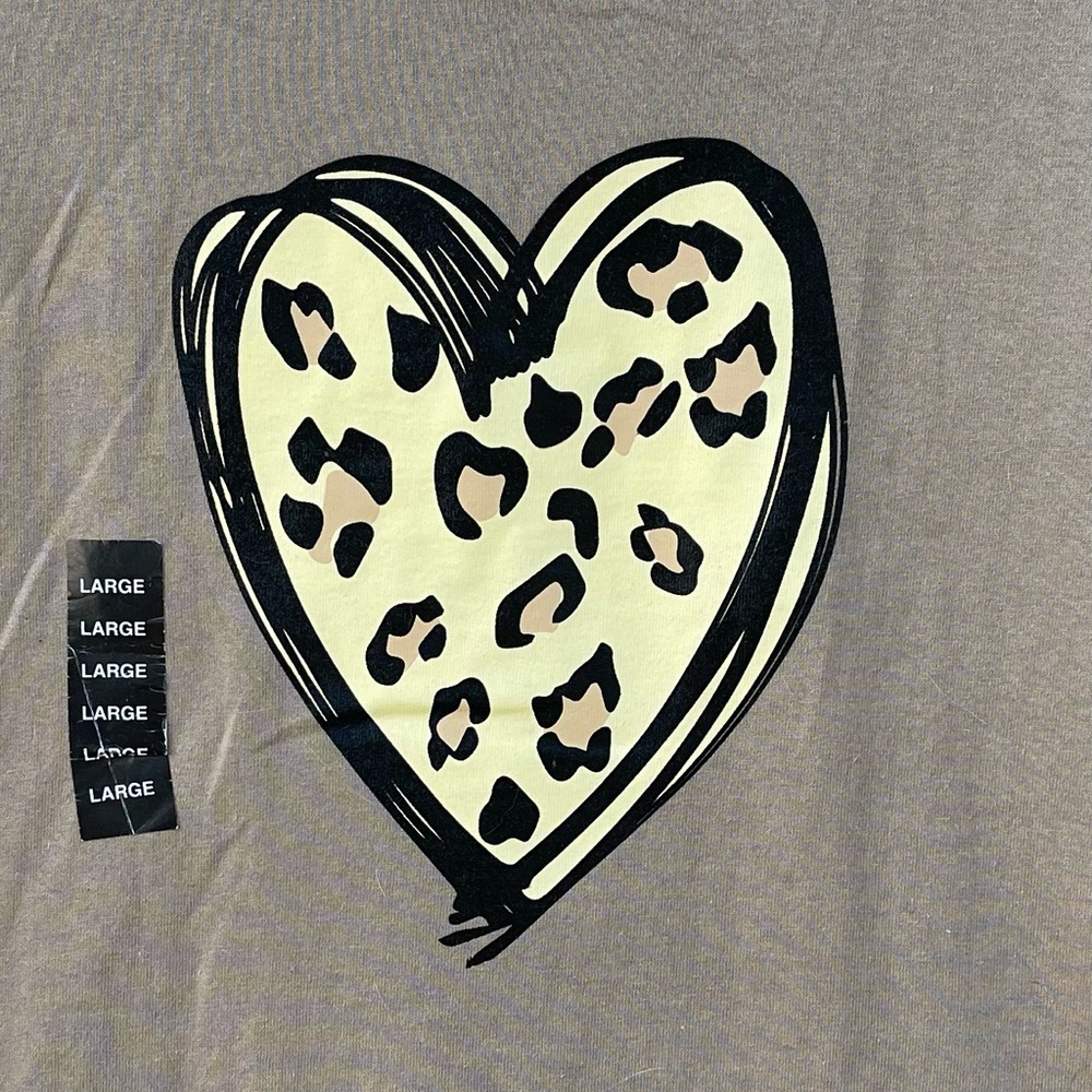 Candrick Bay NWT Brown Women’s Tshirt With Leopard Print Heart Size L
